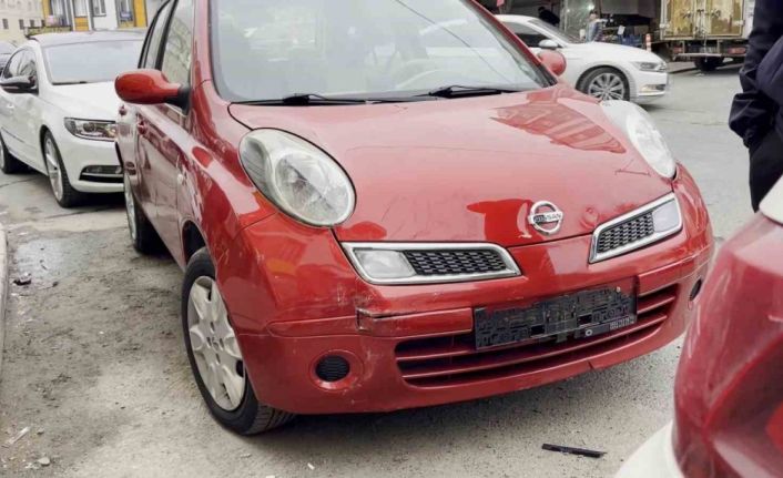 Küçükçekmece’de araç markete daldı