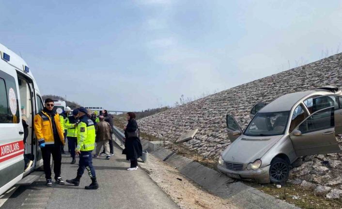 Kuzey Marmara’da kazaya karışan otomobil istinat duvarına çıktı