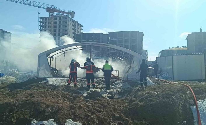 Malatya’da çadır depo yangınında maddi hasar meydana geldi