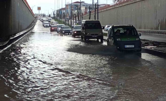 Malatya’da sağanak etkili oluyor: Yollar göle döndü