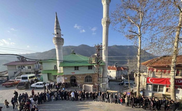 Mersin’de gelenek sürüyor, bayramlaşmak için kuyruk oluşturdular