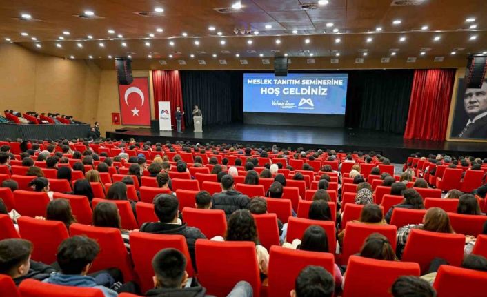 Mersin’de YKS’ye hazırlanan öğrencilere meslek tanıtım semineri düzenlendi