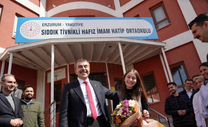 Milli Eğitim Bakanı Tekin’den matematik öğretmenine sürpriz doğum günü kutlaması