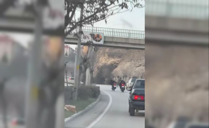 Motosikletlilerin tehlikeli yolculukları pes dedirtti