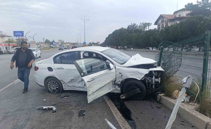 Otomobil ile hafif ticari aracın kazası güvenlik kamerasında: 2 yaralı