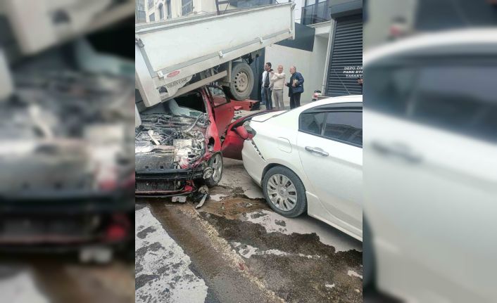Otomobil park halindeki kamyonetin altına girdi: 3 yaralı