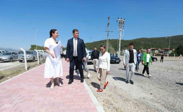 Pamucak’ta, eski moloz alanında başlatılan çevre düzenlemeleri sürüyor