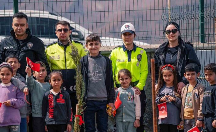 Polis ve öğrenciler Kato Dağı eteklerine fidan dikti