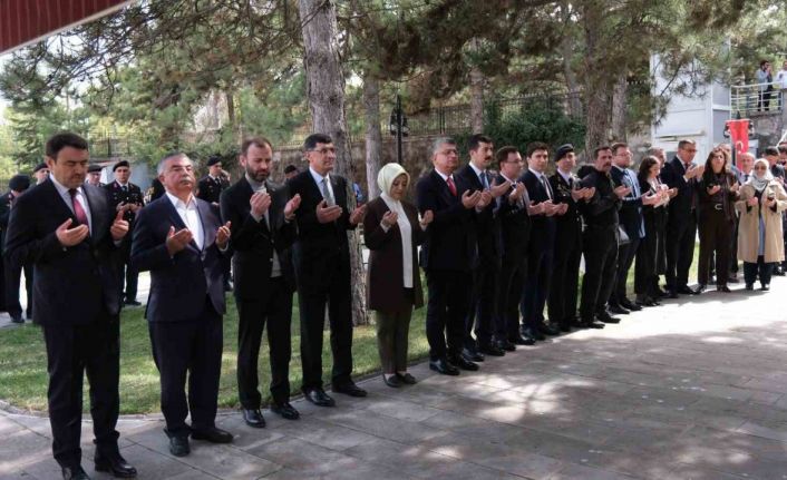 Protokolden şehitliklere bayram ziyareti