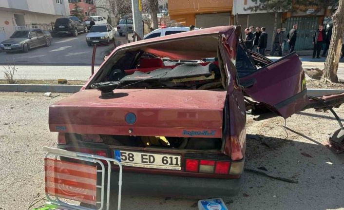 Refüje çarpan Tofaş hurdaya döndü: 1 ölü, 1 yaralı