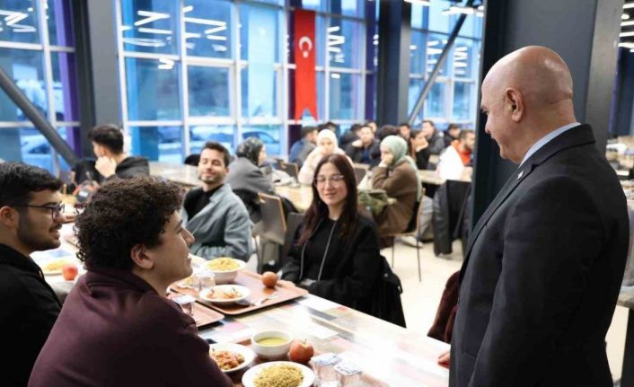 Rektör Sözbir öğrencilerle iftar yaptı