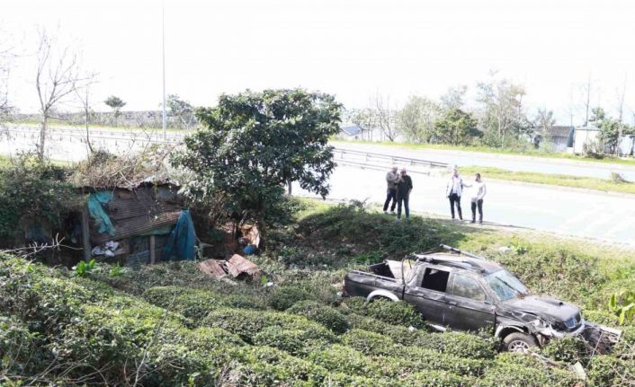Rize’de yol vermek isteyen kamyonet çay bahçesine uçtu