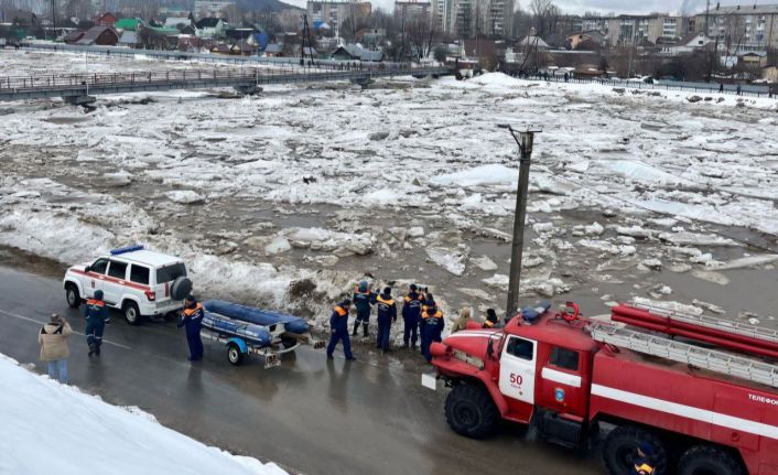 Rusya’da nehirlerdeki buzlar eridi, yerleşim yerleri sular altında kaldı