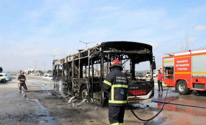 Sakarya’da otobüs alev topuna döndü: Gökyüzünü kara duman kapladı