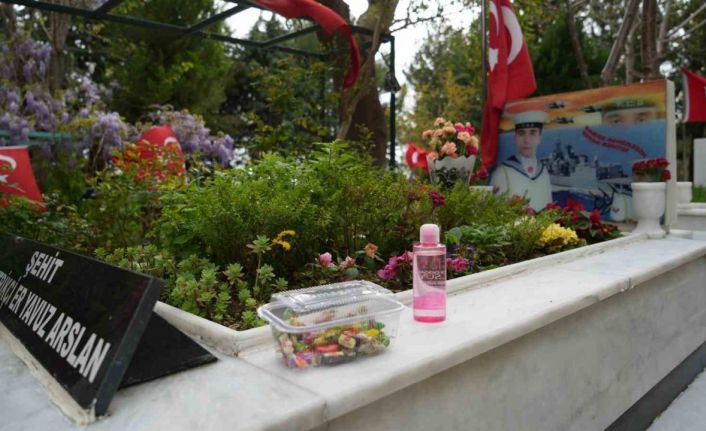 Şehit kabirlerine şeker ve kolonya bırakıldı