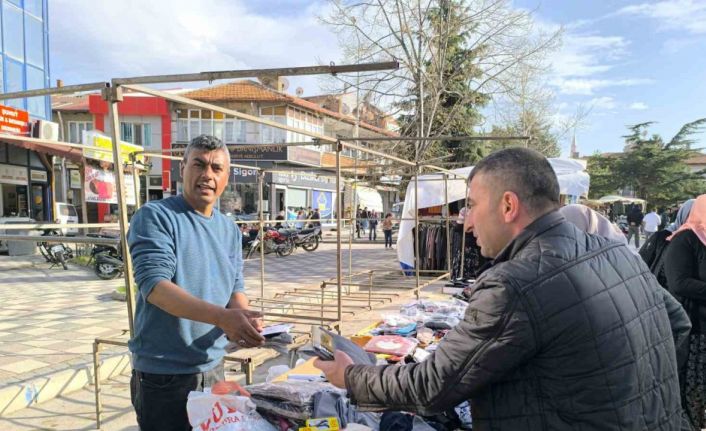 Semt pazarlarında satılan bayramlık giysiler yoğun ilgi gördü