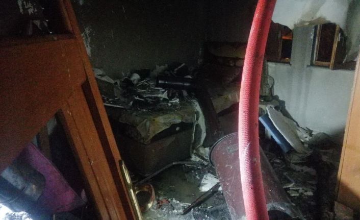 Sobadan çıkan yangın evin bir kısmını küle çevirdi