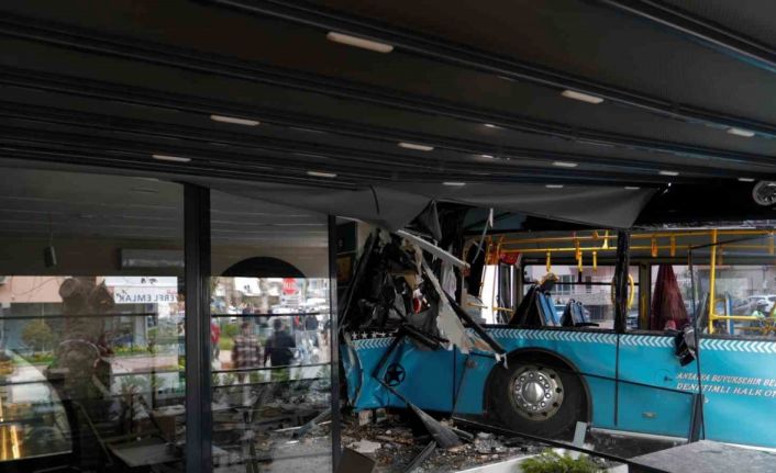 Sürücüsü fenalaşan halk otobüsü araçlara çarpıp kafeteryaya daldı: 3 yaralı