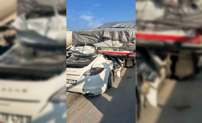 Tırın altına giren lüks otomobil hurdaya döndü: 1 ağır yaralı