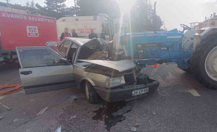 Traktör ile otomobil çarpıştı 1 ölü, 3 yaralı