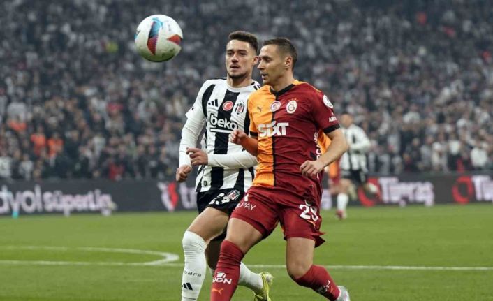 Trendyol Süper Lig: Beşiktaş: 1 - Galatasaray: 1 (İlk yarı)