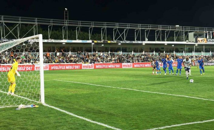 Trendyol Süper Lig: Bodrum FK: 1 - Fenerbahçe: 4 (İlk yarı)