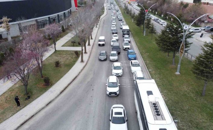 Türkiye’nin kilit kavşaklarından Yozgat E-88 karayolunda bayram trafiği yoğunluğu