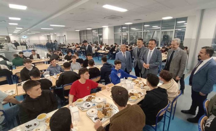 Uğurelli, yatılı öğrencilerle iftarda buluştu