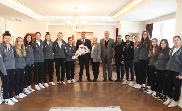 Vali Aslan basketbolcu kızları ağırladı