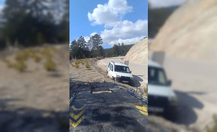Virajı alamayan hafif ticari araç şarampole düştü:1 ölü, 1 yaralı