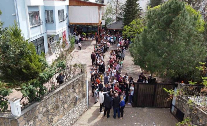 Yaşlı çift 20 yıldır her bayram çocukları sevindiriyor