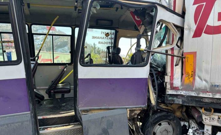 Yolcu dolu minibüs park halindeki tıra çarptı: 12 yaralı