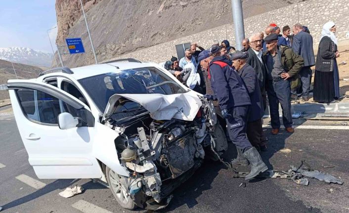 Yüksekova’da kamyonetler çarpıştı: 8 yaralı