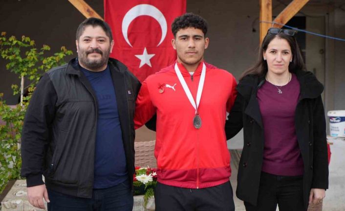 17 yaşında güreşte Edirne’nin gururu oldu