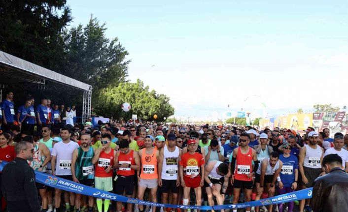 68 ülkeden 1800’ü yabancı,10 bin sporcu Runtalya’da koştu