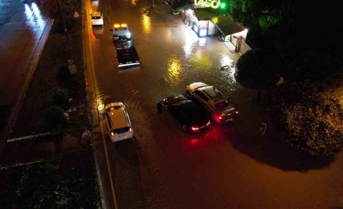 Adanada sağanak yağış yolları su altında bıraktı