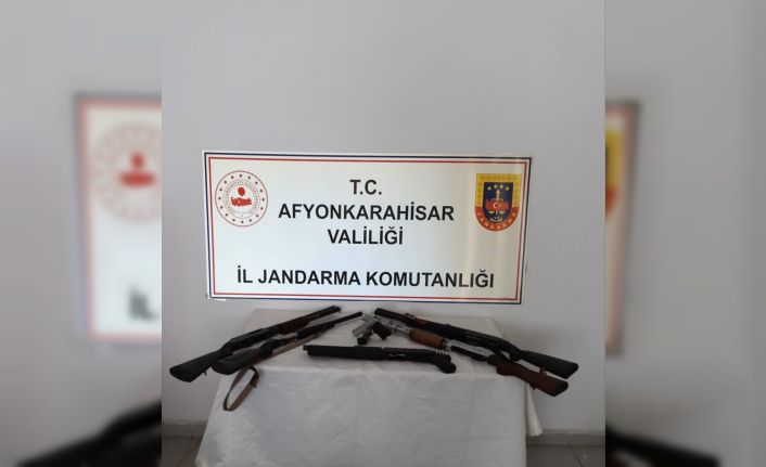 Afyonkarahisar’da ruhsatsız silah operasyonu: 9 gözaltı