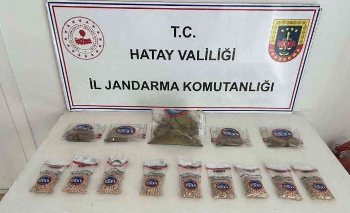 Ağaçın altından uyuşturucu hap ve esrar çıktı