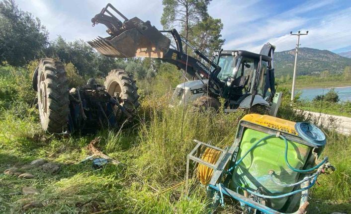 Ağaçlarını ilaçlamak istedi, devrilen traktörün altında kalıp ağır yaralandı