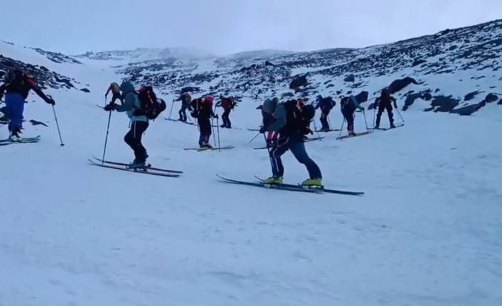 Ağrı Dağı’nda dağcılar zirveye tırmanırken kayak yaptı