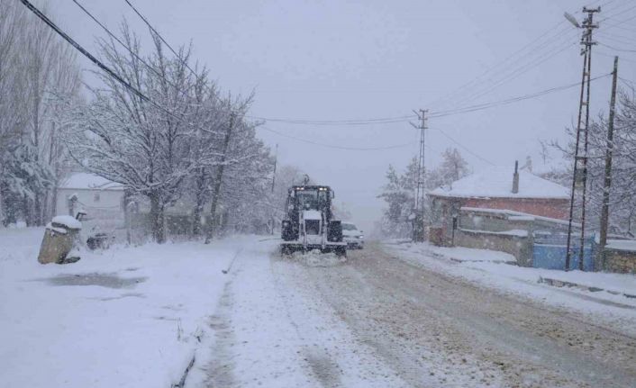 Akdağmadeni Belediyesi, baharda da kar mesaisine devam ediyor
