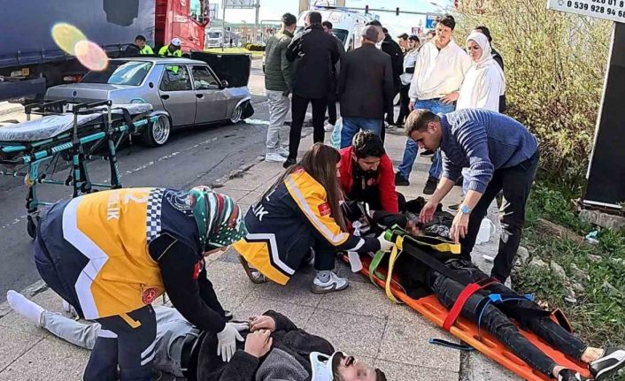 Aksaray’da kazada yaralılara kaldırımda müdahale