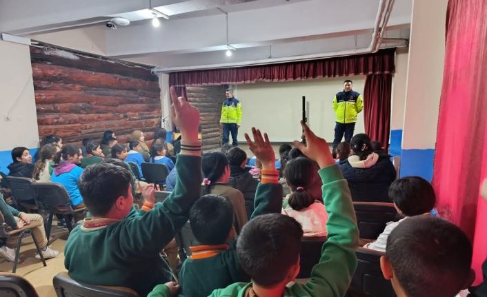 Akyaka’da jandarma, öğrencilere trafik bilinci aşılıyor