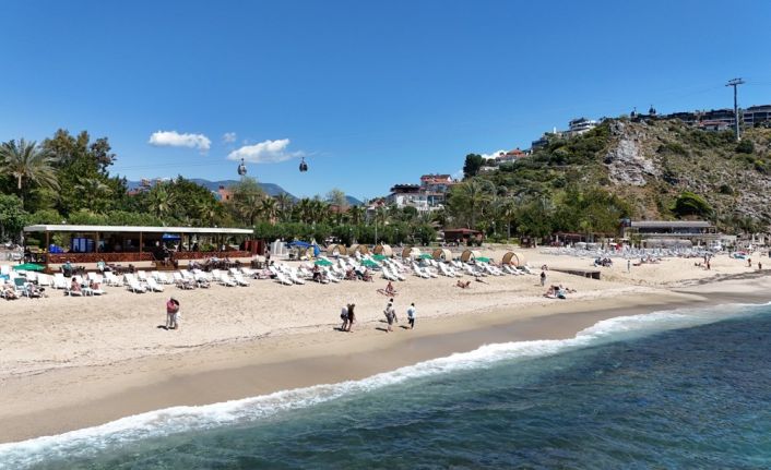 Alanya’da güneşi gören sahile koştu