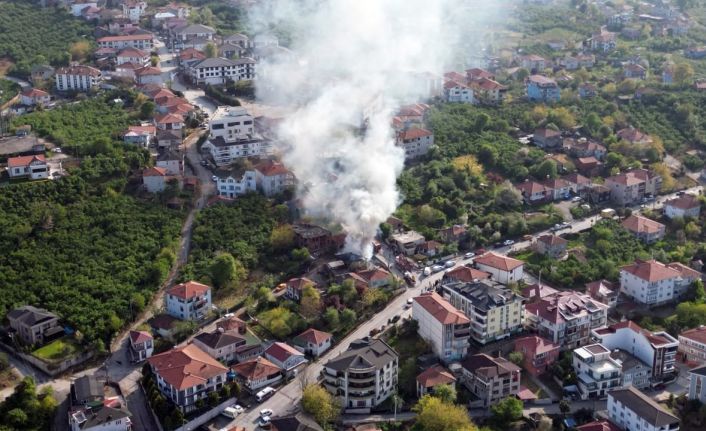 Alevlere teslim olan tek katlı ev kullanılmaz hale geldi