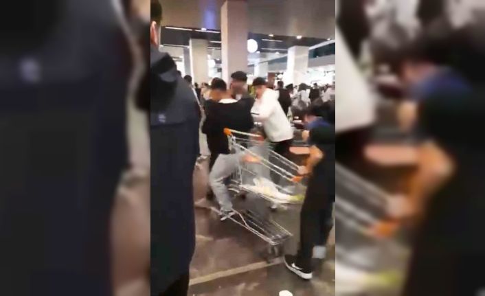 Alışveriş Merkezi’nde müşterilerle çalışanlar arasında kavga çıktı, ortalık karıştı