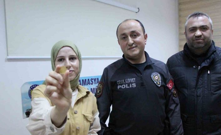 Alışveriş yaparken altınını kaybeden genç kızı sokakta gezen polis sevindirdi