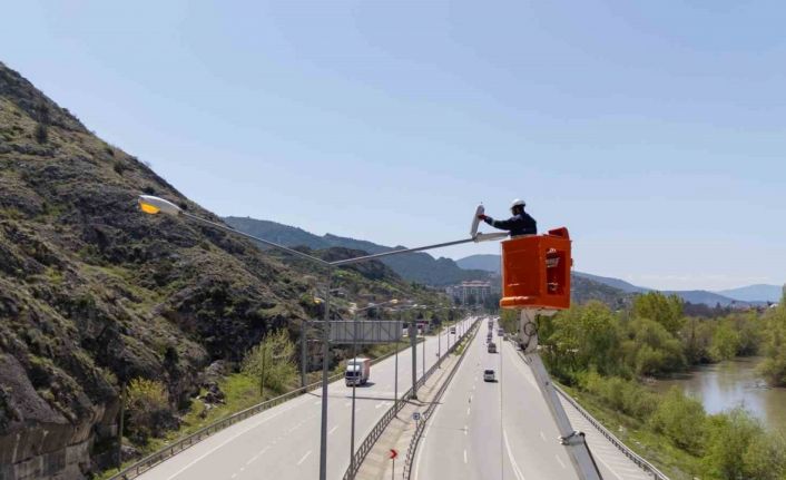 Amasya’da refüj aydınlatma direklerine kapsamlı bakım
