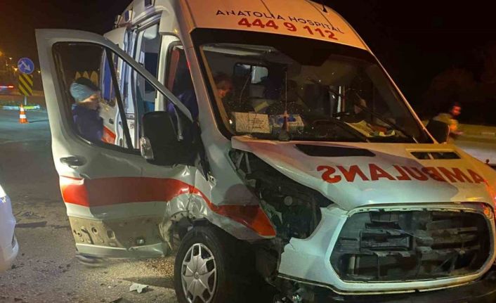 Ambulans ile cipin karıştığı kazada 9 kişi yaralandı