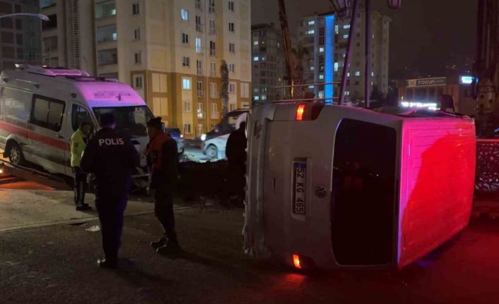 Ambulans ile minibüs çarpıştı: 5 yaralı